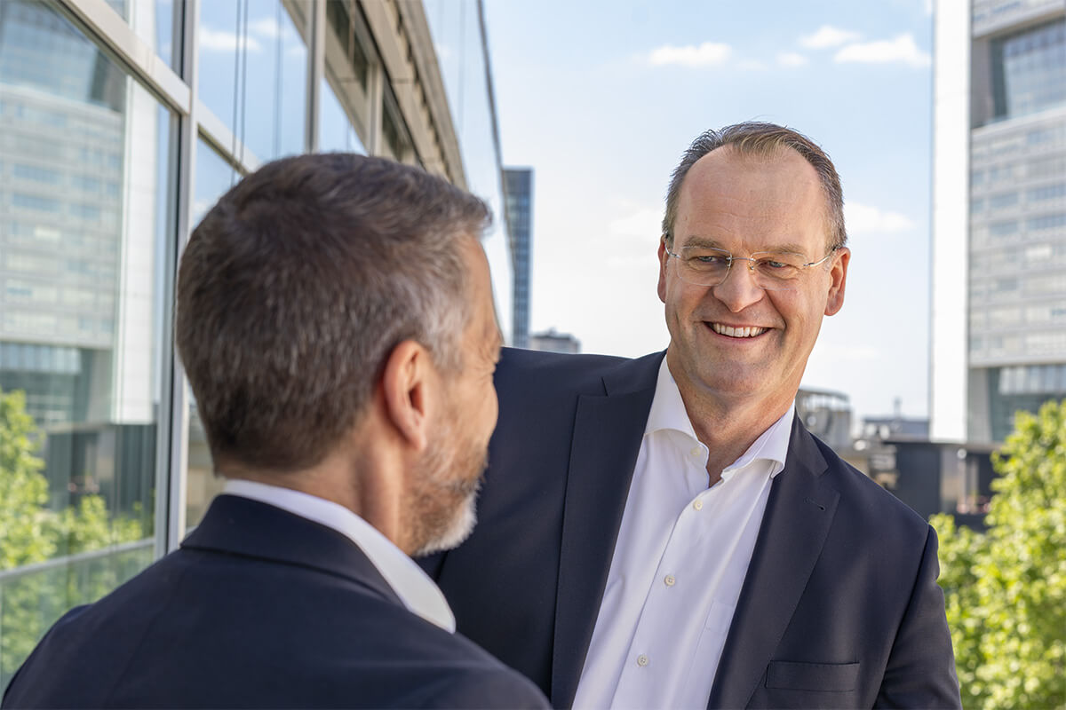 Zwei Männer unterhalte sich und lächeln