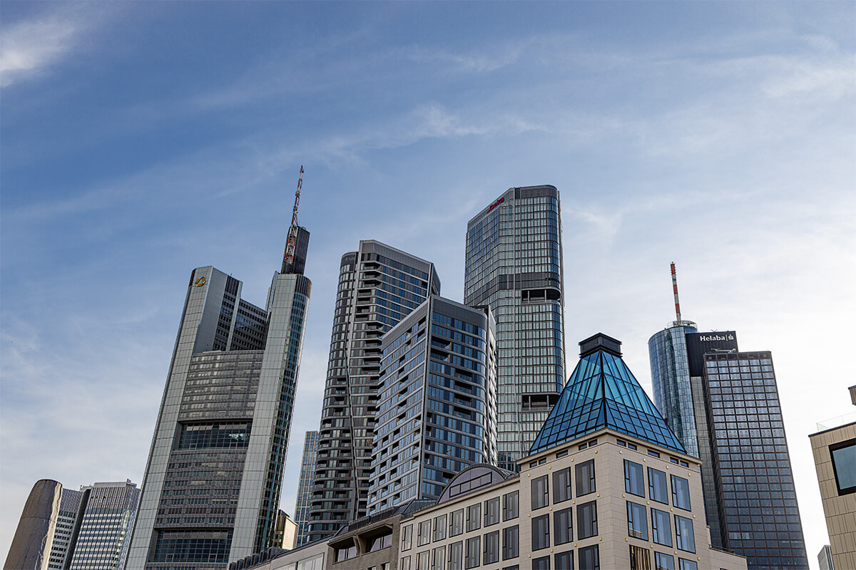 Die Spitzen hoher Finanzgebäude vor einem blauen Himmel