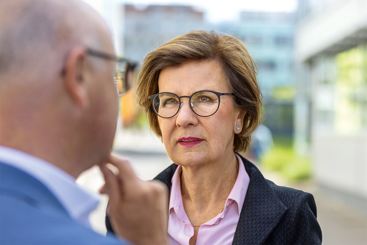 Marie-Luise Wolff und Karsten Schwanke unterhalten sich fokussiert.