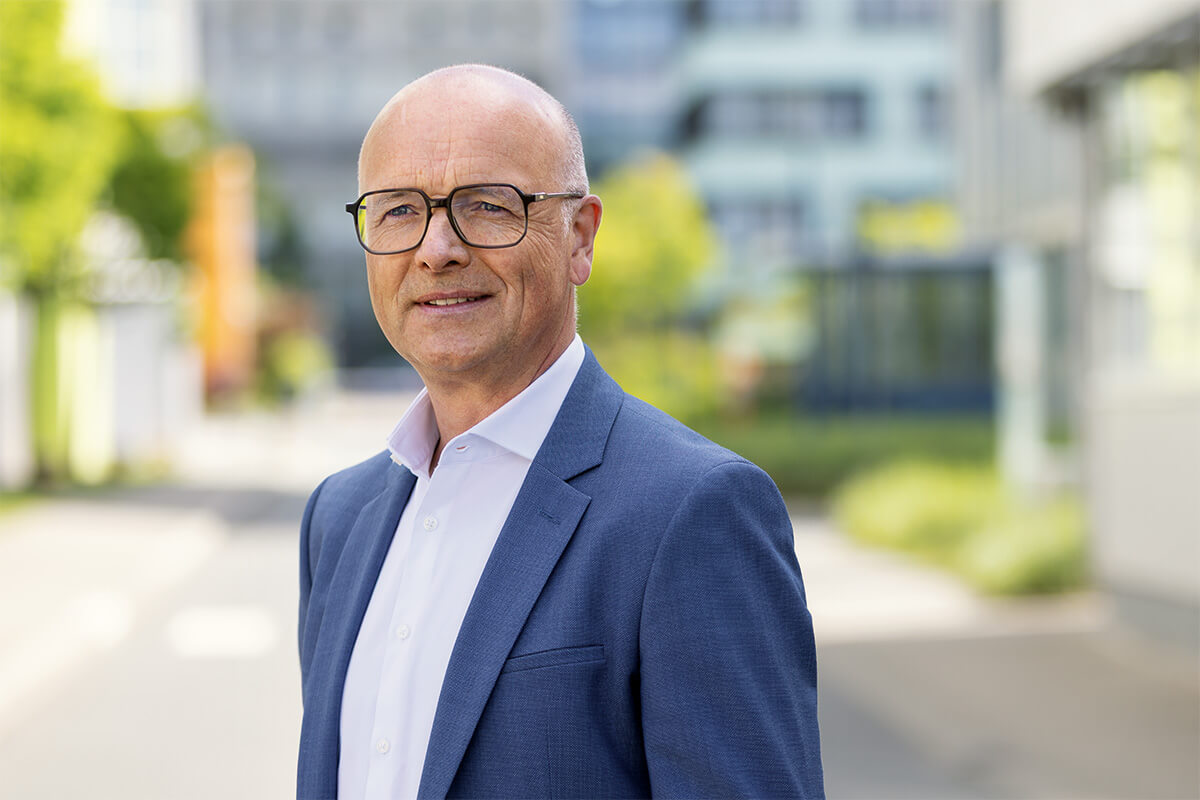 Karsten Schwanke lächelt in die Kamera.