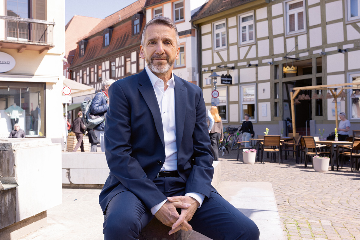 Albrecht Förster schaut in die Kamera.