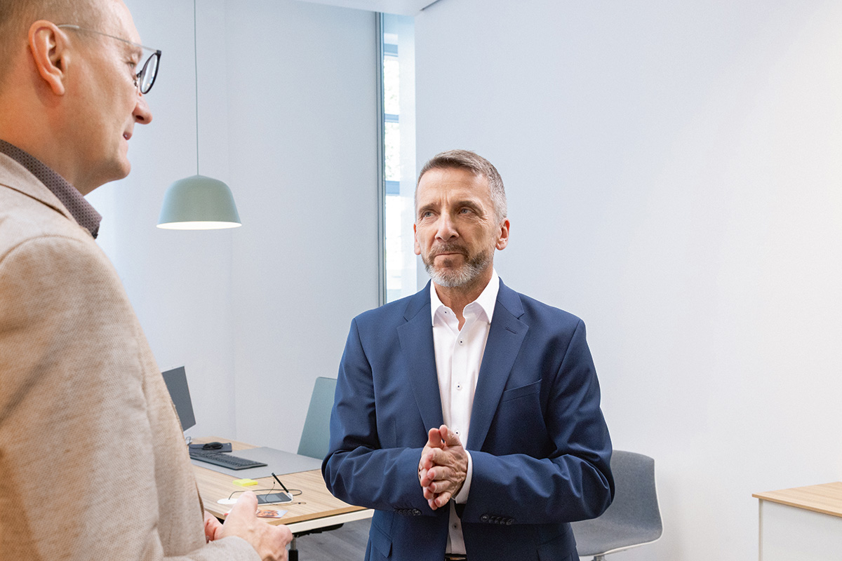 Sascha Ahnert und Albrecht Förster unterhalten sich in einem Büro