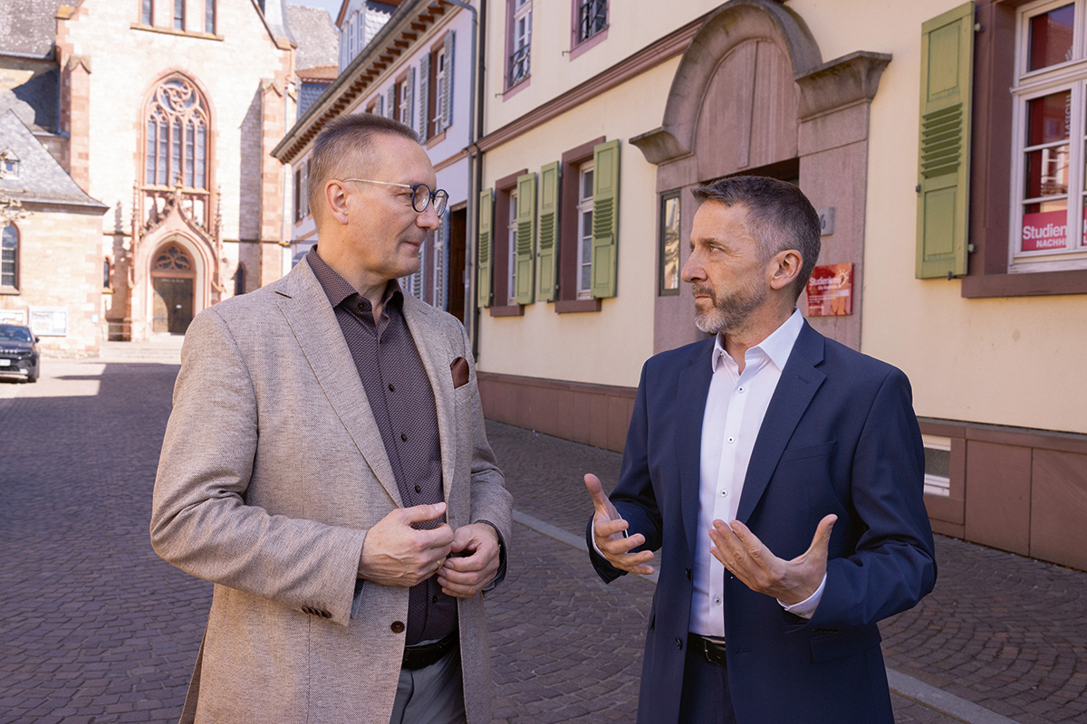 Sascha Ahnert und Albrecht Förster unterhalten sich fokussiert.