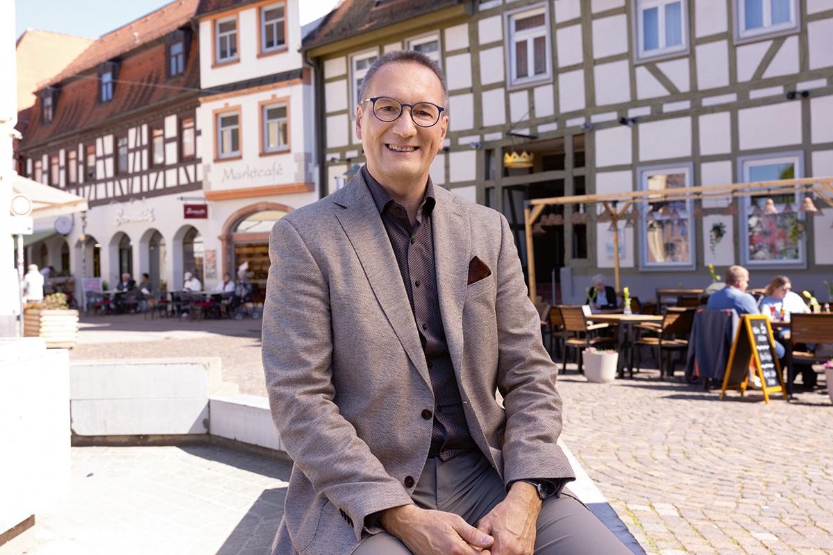Sascha Ahnert schaut in die Kamera.