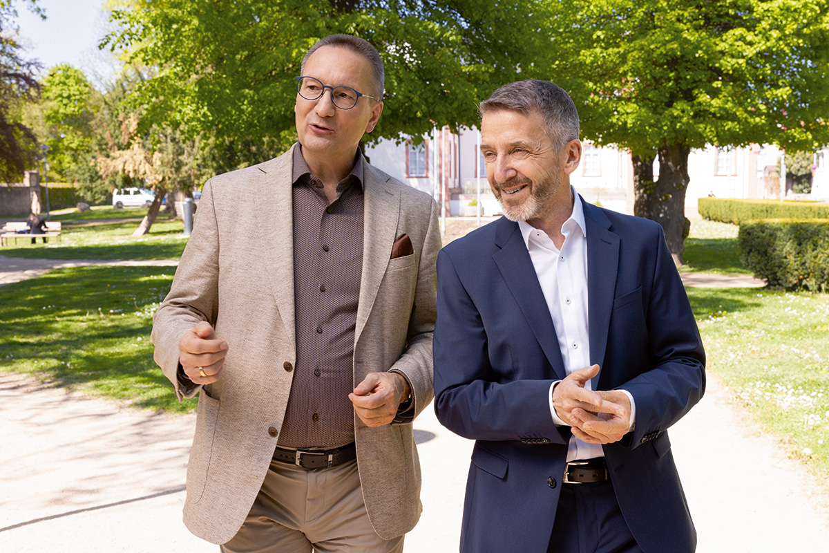 Sascha Ahnert und Albrecht Förster unterhalten sich beim Laufen im Park